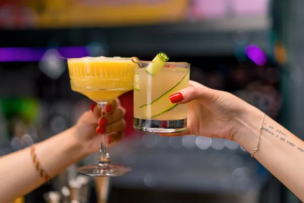 Nahaufnahme Von Zwei Menschen Die Cocktails Bar Oder Disco Club — Stockfoto