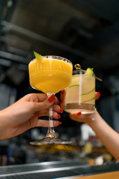 Proche Deux Personnes Acclamant Des Cocktails Dans Bar Club Discothèque — Photo