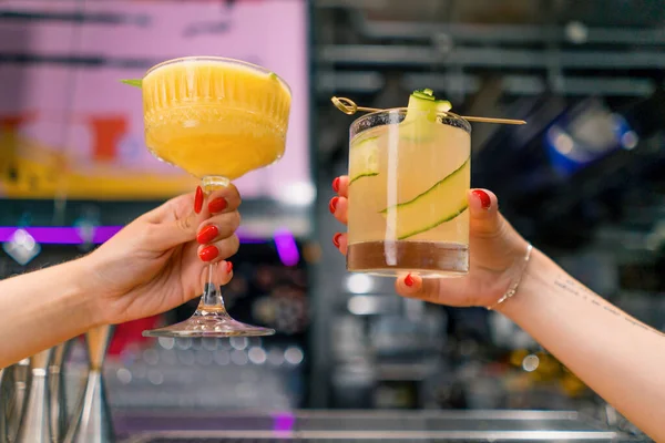 Närbild Två Personer Hejar Cocktails Bar Eller Disco Club Drycker — Stockfoto