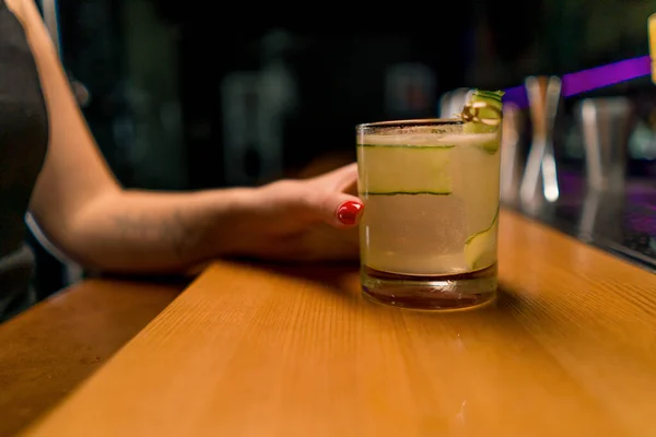 Klant Houdt Heerlijke Vers Gemaakte Gin Tuin Cocktail Met Komkommer — Stockfoto