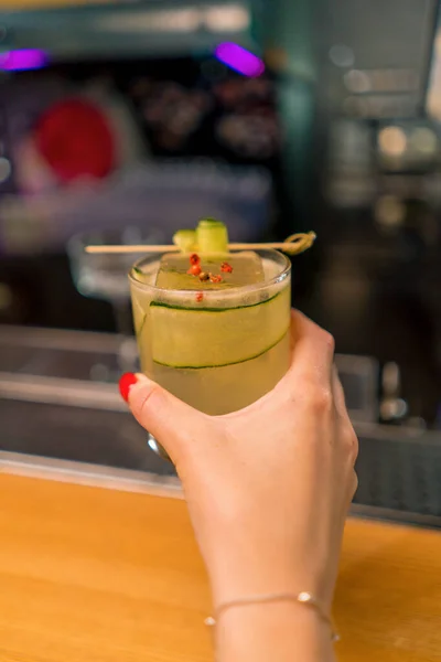 Kunde Hält Köstlichen Frisch Zubereiteten Gin Garden Cocktail Mit Gurke — Stockfoto