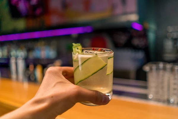 Klant Houdt Heerlijke Vers Gemaakte Gin Tuin Cocktail Met Komkommer — Stockfoto
