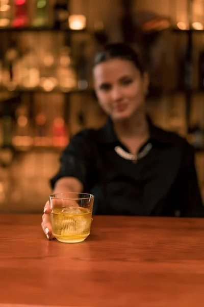 Nahaufnahme Einer Barkeeperin Die Einen Cocktail Mit Eis Auf Die — Stockfoto