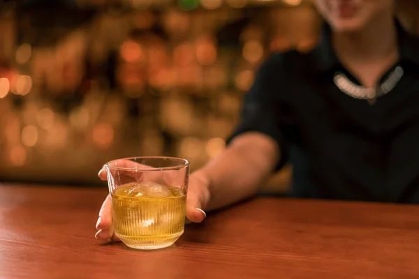Nahaufnahme Einer Barkeeperin Die Einen Cocktail Mit Eis Auf Die — Stockfoto