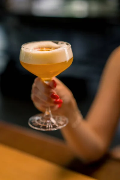 酒吧间顾客在酒吧间或酒吧里手握含酒精鸡尾酒饮品概念的特写镜头 — 图库照片