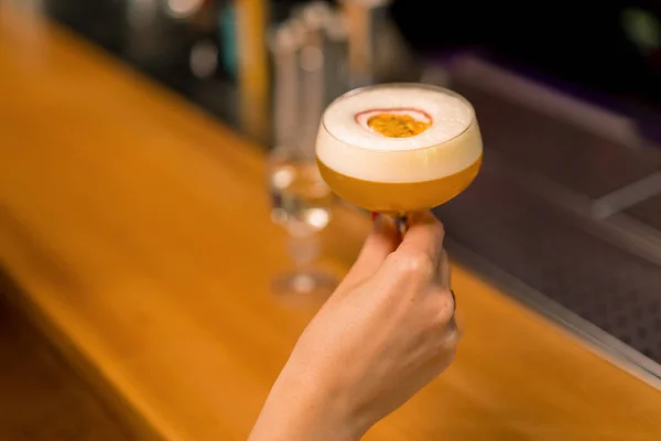 Close Bar Customer Hand Taking Alcoholic Cocktail Bar Drinks Concepts — Stock Photo, Image