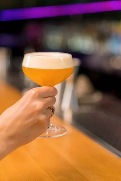 バーやクラブのバーの飲み物のコンセプトからアルコールカクテルを取るバーのお客様の手のクローズアップ — ストック写真