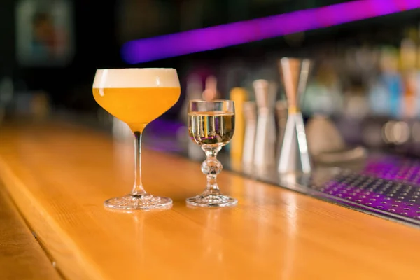 Närbild Läcker Nylagad Alkoholhaltig Cocktail Stående Bardisken Nattklubb — Stockfoto