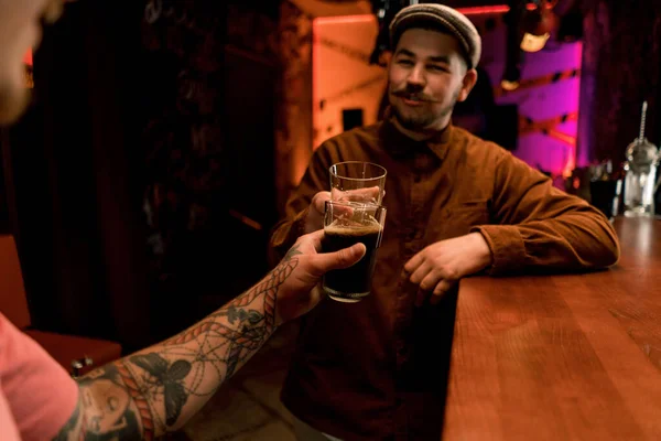 Dos Amigos Amigo Están Sentados Bar Divirtiéndose Hablando Bebiendo Cerveza — Foto de Stock