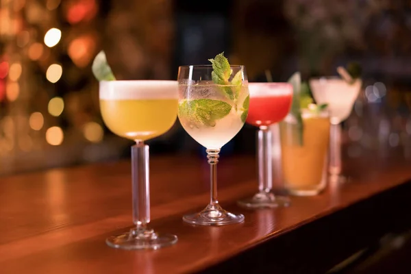 Close Coquetéis Cores Diferentes Diferentes Copos Bar Bar Clube — Fotografia de Stock