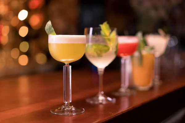 Close Coquetéis Cores Diferentes Diferentes Copos Bar Bar Clube — Fotografia de Stock