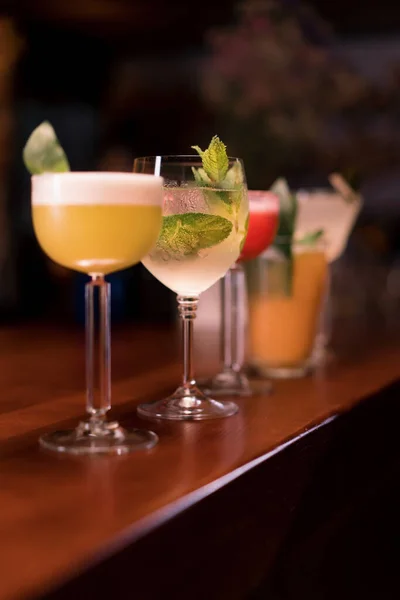 Großaufnahme Von Cocktails Verschiedenen Farben Verschiedenen Gläsern Die Der Bar — Stockfoto
