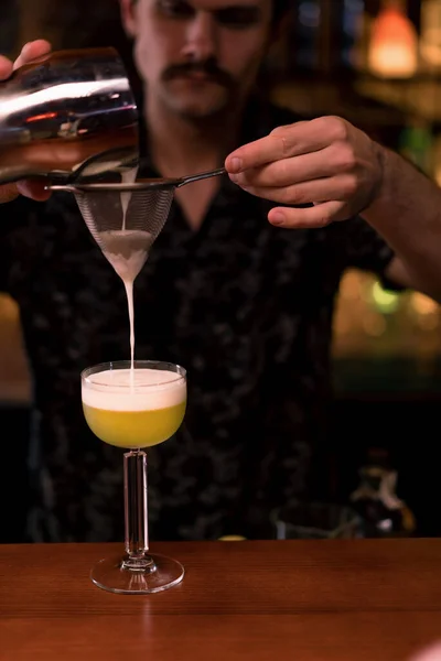 Närbild Bartender Blanda Grön Cocktail Baren Cocktail Glas Klubben Bar — Stockfoto