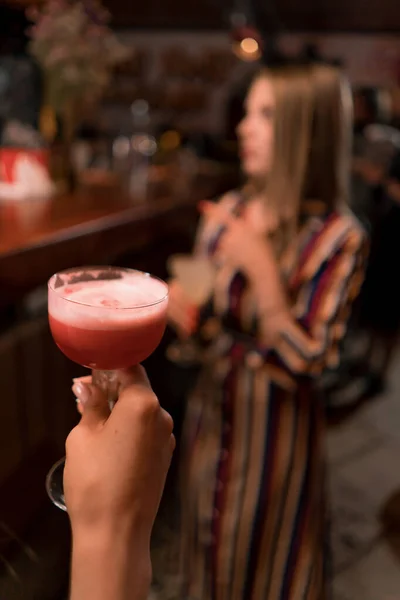 Nahaufnahme Eines Roten Cocktails Mit Eis Der Hand Neben Der — Stockfoto