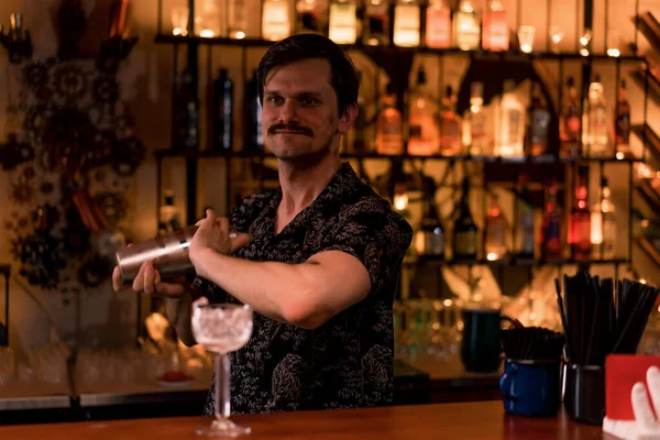 クラブバーでバーの後ろにカクテルを混ぜるバーテンダーのクローズアップ アルコール飲料を愛し それらを混合する概念 — ストック写真