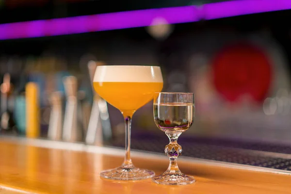 Nahaufnahme Eines Köstlichen Frisch Zubereiteten Alkoholischen Cocktails Der Einem Nachtclub — Stockfoto