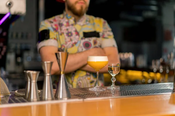 Primer Plano Delicioso Cóctel Alcohólico Recién Preparado Pie Mostrador Bar —  Fotos de Stock