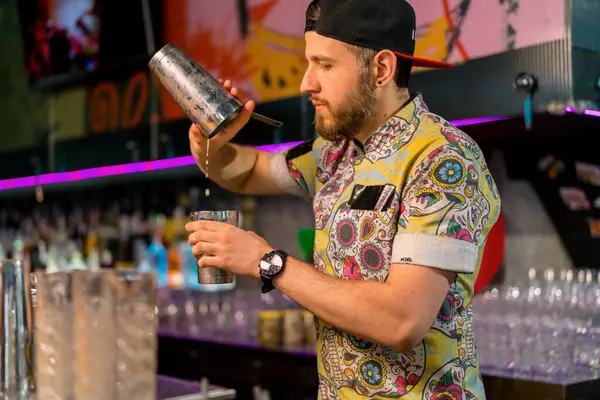 Professionele Jonge Barman Die Alcohol Mengt Een Metalen Shaker Het — Stockfoto