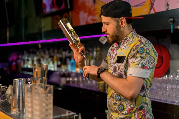 プロの若いバーテンダーが測定カップにアルコールを飲む バーでクラブでカクテルを作るプロセス — ストック写真