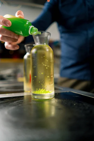 Profesyonel Bir Mutfak Deneyinde Bir Şef Çok Renkli Moleküler Havyar — Stok fotoğraf