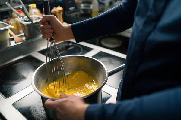 Profesyonel Bir Mutfakta Aşçı Sanatları Yazarının Dondurmasını Yakın Plan Yapmak — Stok fotoğraf