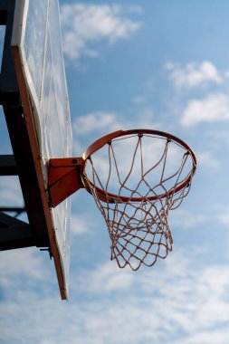 Basketbol topunun, basketbol ve spor yapma sevgisi konseptine vurduğu yakın çekim bir basketbol potası.