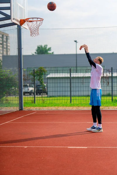 Tall Guy Basketball Player Throws Ball Basketball Hoop Basketball Court — Stock Photo, Image