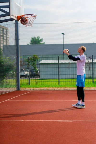 Uzun Boylu Basketbolcu Antrenman Sırasında Parkta Basketbol Sahasında Basket Potasına — Stok fotoğraf