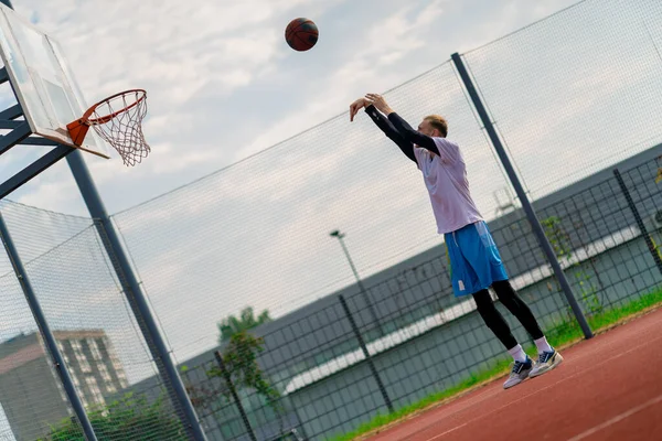 Jugador Baloncesto Hombre Alto Lanza Una Pelota Aro Baloncesto Una — Foto de Stock