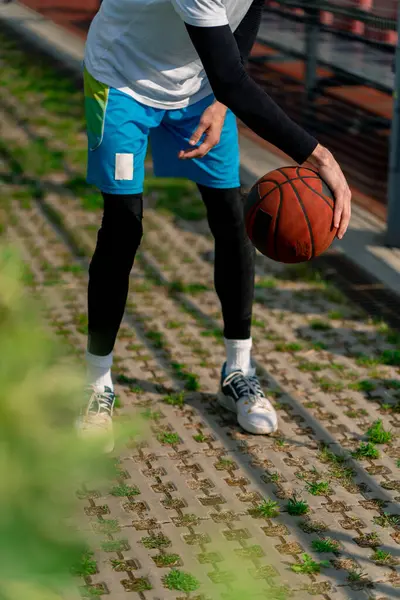 Lange Man Basketbalspeler Loopt Het Park Pad Naar Het Basketbalveld — Stockfoto