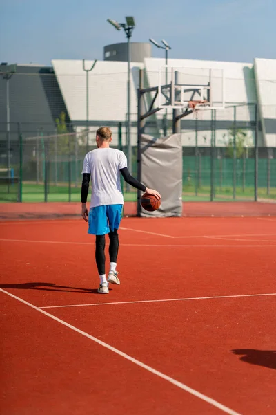 Großer Basketballspieler Mit Dem Ball Zeigt Seine Dribbelkünste Beim Training — Stockfoto
