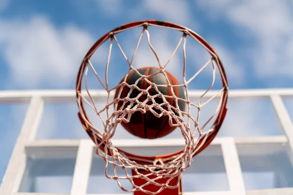 Een Close Van Basketbal Ring Waarin Een Basketbal Raakt Het — Stockfoto