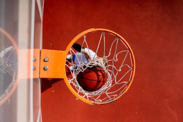 Close Van Basketbal Ring Waarin Een Lange Man Basketbalspeler Gooit — Stockfoto