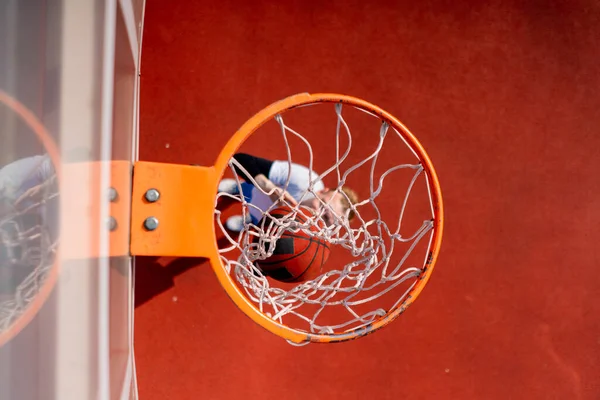 Közelkép Kosárlabda Gyűrű Amelybe Egy Magas Srác Kosárlabda Játékos Dobja — Stock Fotó