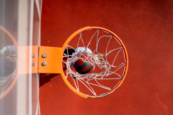 농구의 게임을 감탄의 아래에서 선수로 반지의 클로즈업 — 스톡 사진