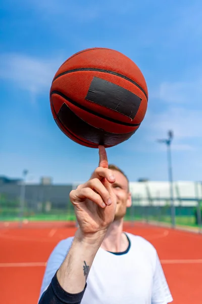 Nahaufnahme Eines Basketballspielers Der Einen Basketball Finger Dreht Und Dabei — Stockfoto