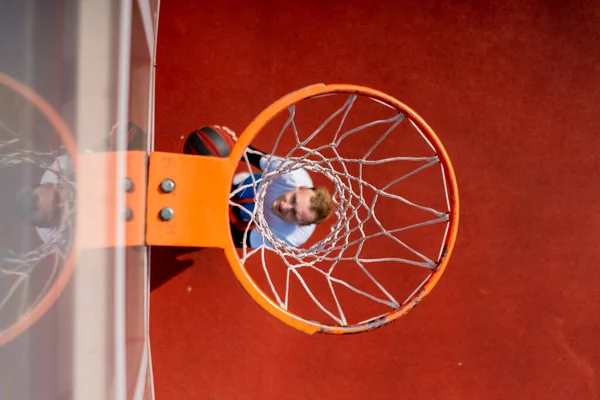 Közelkép Kosárlabda Gyűrű Amelybe Egy Magas Srác Kosárlabda Játékos Dobja — Stock Fotó