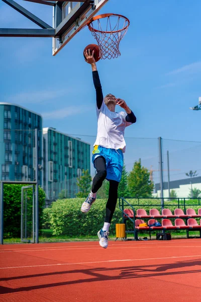 Alto Jugador Baloncesto Salta Aro Con Pelota Mano Para Anotar — Foto de Stock