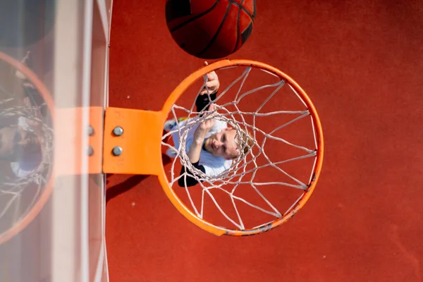Close Basketball Ring Hvori Høj Fyr Basketball Spiller Kaster Bolden - Stock-foto