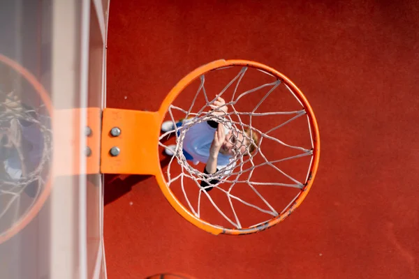 Close Van Basketbal Ring Waarin Een Lange Man Basketbalspeler Gooit — Stockfoto