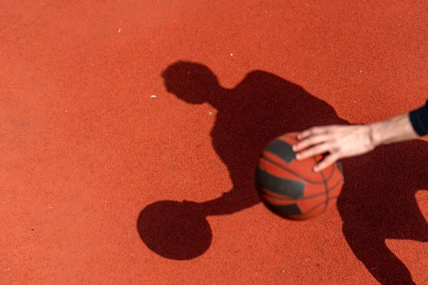 Basketbol Sahasının Zemininde Topa Sürerken Basketbolcunun Gölgesine Yakın Çekim — Stok fotoğraf