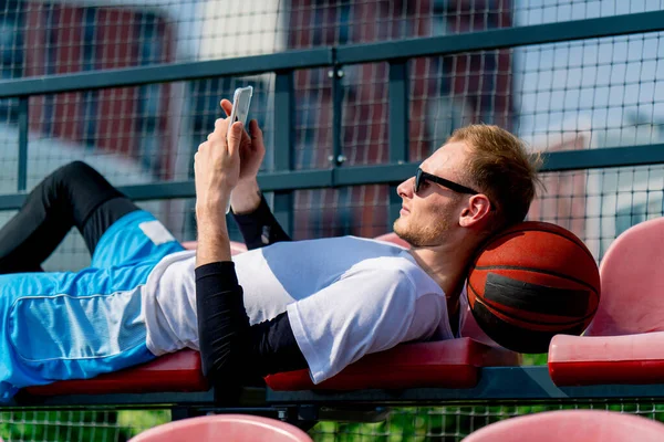 Uzun Boylu Basketbolcu Kafasını Topun Üzerine Koyar Basketbol Sahasının Tribünlerinde — Stok fotoğraf