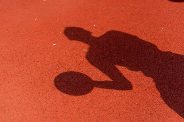 Κοντινό Πλάνο Της Σκιάς Του Μπασκετμπολίστα Στο Πάτωμα Ενός Γηπέδου — Φωτογραφία Αρχείου