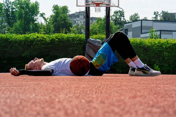 Ψηλός Μπασκετμπολίστας Ξαπλωμένος Γήπεδο Μπάσκετ Στο Πάρκο Μαζί Μπάσκετ Που — Φωτογραφία Αρχείου