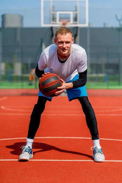 Alto Jogador Basquete Cara Com Bola Mostra Suas Habilidades Driblando — Fotografia de Stock