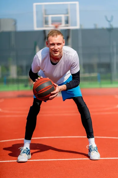 在公园的篮球场上练习时 高个子篮球运动员带球表现出了他的运球技术 — 图库照片