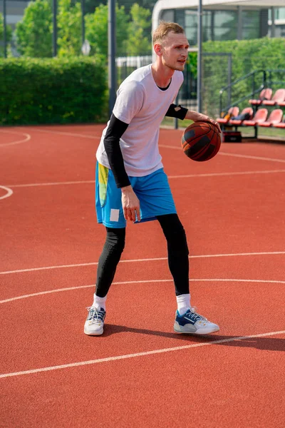 Vysoký Chlap Basketbalista Míčem Ukazuje Své Dribling Dovednosti Během Tréninku — Stock fotografie