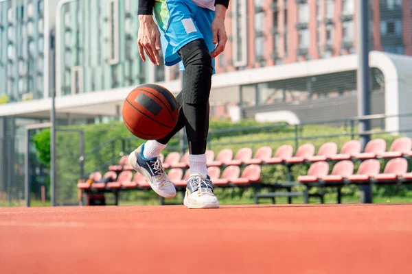 Alto Jogador Basquete Cara Com Bola Mostra Suas Habilidades Driblando — Fotografia de Stock