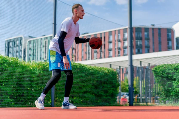 Lange Man Basketbalspeler Met Bal Toont Zijn Dribbelen Vaardigheden Tijdens — Stockfoto
