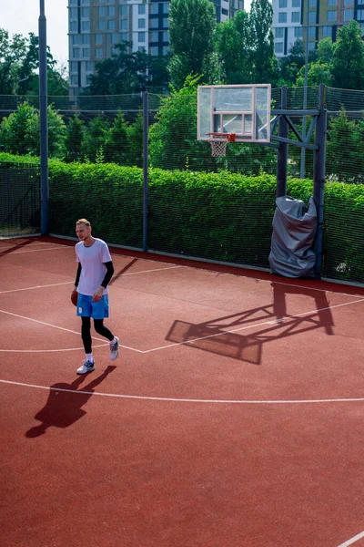 Uzun Boylu Basketbol Oyuncusu Parktaki Basketbol Sahasında Top Sürme Yeteneğini — Stok fotoğraf
